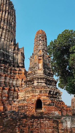 Powerful Ancient Buddhist Temple in Hindu Style: Wat ChaiwatthanaramWat Chaiwatthanaram (Thai: วัดไชยวัฒนาราม) is a Buddhist temple in the city of Ayutthaya Historical Park, Thailand, on the west bank of the Chao Phraya River, outside Ayutthaya island. It is one of Ayutthaya's best known temples and a major tourist attraction. #spiritinstone #reels #ayutthaya #ancient #thailand #siam #ancienthistory #ancienttechnology #losttechnology | Spirit in Stone