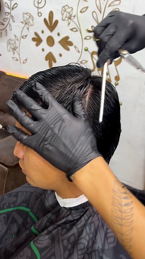 Parte 2 | Tutorial corte clasico💈🔥 (Video completo en mi canal de Tik Tok Rojo|) 🎥Canal: @ BarberlightStudio "En este tutorial te explico mi forma de realizar cortes a tijera. Te ayudaré a entender el porqué de cada corte, cómo se comporta el cabello y cómo estructurar correctamente un corte a tijera. Mi objetivo es que no solo aprendas la técnica, sino que también comprendas el fundamento detrás de cada movimiento, para que puedas aplicarlo con confianza en cualquier tipo de cabello. 📍Guada