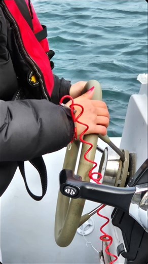 Ieri è stata la giornata di verifiche intermedie per gli allievi del settore Diporto. I futuri Ufficiali di Navigazione del Diporto si sono cimentati in manovre al tender, comunicazioni VHF, nodi tecnici e standard di sicurezza seguiti dai Comandanti Eraldo Fiorentini e Vittorio Ammutinato; mentre gli allievi del corso Hostess e Steward di bordo si sono messi alla prova con gestione ambienti di bordo, accoglienza, manovre con tender e procedure di sicurezza sotto lo sguardo attento della Chief H