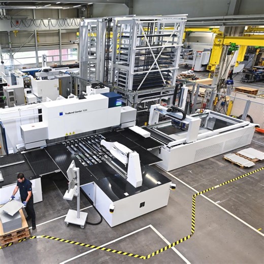 Starting tomorrow at Blechexpo Messe in Stuttgart, TRUMPF will present its next-generation solution for machine interlinking. ⛓️ A fully automated system combining: 🔹🆕 TruBend Center 7030 panel bending machine 🔹 TruMatic 5000 punching and laser machine 🔹 and STOPA Flex automated storage system This setup redefines flexibility in production. Unlike traditional KIT-based lines, TRUMPF’s solution uses STOPA storage to buffer parts between steps, allowing each machine to operate independently. T