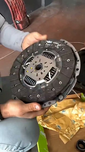 Using only a cable tie replacing the clutch assembly with the centering method becomes easier.