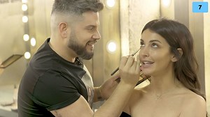 Tutorial de maquillaje y charlas de peluquería: ponemos en práctica la técnica de ojos doble V con Noelia López