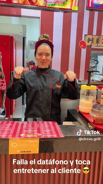 Cuando falla el datáfono y toca entretener al cliente 😆🥴#foodlovers #humortiktok #risasforyou