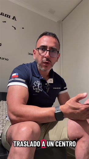 🔴 Diferencia entre fractura de cadera y fractura de pelvis 🦴 Fractura de cadera Qué es: Fractura del fémur proximal (no de la pelvis). Zonas típicas: \t•\tCuello femoral \t•\tIntertrocantérica \t•\tSubtrocantérica Mecanismo habitual: \t•\tAdultos mayores: caídas de baja energía \t•\tJóvenes: trauma de alta energía Clínica típica: \t•\tDolor intenso en cadera o ingle \t•\tIncapacidad para caminar \t•\tAcortamiento y rotación externa del miembro Gravedad: \t•\tCasi siempre quirúrgica \t•\tAlta m