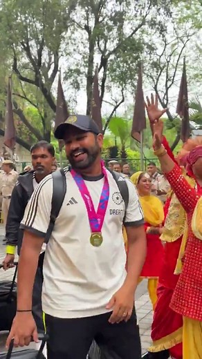 97K views · 5K reactions | Rohit Sharma & Surya Kumar Yadav dance Bhangra with the T20 World Cup 2024 trophy at ITC Maurya. #TeamIndia #IndianCricketTeam #Champions #T20WorldCup2024 #RohitSharma #SuryaKumarYadav #NTVSports | Ntv Sports | Facebook