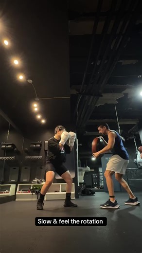 #boxing #girlswhobox #girlswhobox #boxinggym #padwork