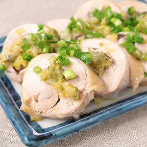 ラップでくるくる 鶏もも肉で塩チャーシュー 作り方・レシピ | クラシル