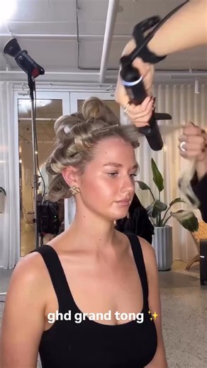 Need a perfect beginning and end for big voluminous curls? Try ghd Curls Gone Wild, better yet in combination with any of the Chronos Curve Curlers like this Grand Tong. @chantellemareehair #ghdchronos #chronoscurve #easystyling #bigcurls #ghdsouthafrica #stylingtutortial | ghd