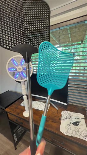 Rotating Head Electric Fly Swatter — Rechargeable Telescopic Bug Zapper