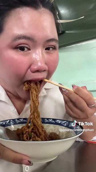 บะหมี่เบตง ท่านาง ลำพูน ✨ บะหมี่น้ำซอสเริ่ดๆ ข้าวหมูแดงแบบโคตรอร่อย ทำไงดี กินแล้วอยากกินอีก 🤤 📍บะหมี่เบตรง ตรงข้ามประตูท่านางลำพูน หยุดทุกวันจันทร์-อังคาร #ลำพูน #รีวิวลำพูน #บะหมี่เบตง #บะหมี่เบตงท่านางลำพูน #ปลายรีวิวลำพูน