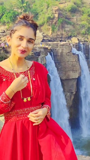 Sneha Ks on Instagram: "ಹೊಸ ವರ್ಷಕ್ಕೆ ಹೊಸ ಖುಷಿಯಲ್ಲಿ ನಮ್ಮ ಕುಟುಂಬ❤️❤️ .... Outfit: @sewin_style_boutique #snehaksjamakhandi"