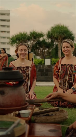 The Meru Sanur on Instagram: "In celebration of World Wellness Weekend, together with @samsaralivingmuseum , we presented a three-day journey of tradition, balance, and harmony from 19 to 21 September. Day one unfolded with the beauty of Balinese offerings making, followed by a traditional musical lesson, Genjek. Guests were also invited to embrace Balinese culture by wearing traditional attire and experiencing the healing essence of Loloh, a Balinese herbal drink. Day two celebrated culinary he