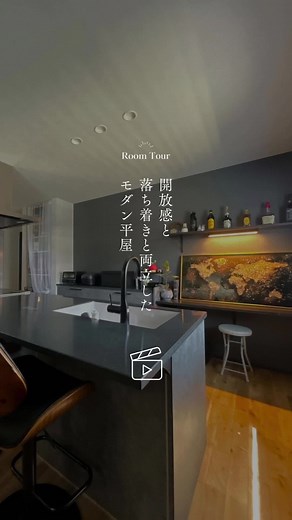 落ち着きと開放感を両立したモダン平屋 茨城県境町 25.80坪 スキップフロアと勾配天井で開放感を出しつつ、 グレーやダークベージュで落ち着いた雰囲気のY様邸。 玄関のニッチやリビングのテレビボードは 凹ませて作り、 生活やインテリアを邪魔しない。 すっきりとしたデザイン。 さらに、凹み部分の壁紙は周りの壁よりも 深い色を使用することで奥行きを感じさせました。 また、家の照明はスポットライトやダウンライト、 間接照明など様々な種類を 場所や用途に分けて照明を調整しました。 実用性、インテリア性を考えて 細かい箇所までこだわった、 開放感と落ち着きを両立したモダンな平屋です。 ------------------ より詳しい家づくりの情報はWEBサイトにて発信中:ペンを持った手: @alnethome プロフィールからサイトへGo:飛行機: ------------------ 🏠Alnet Home(アルネットホーム) 注文住宅の建築会社(ハウスメーカー) 🗾埼玉・群馬・栃木・茨城・千葉・東京 ⭐️「すべては一人のお客様のために」を会社の理念とし、営業、設計、インテリアコーディネー