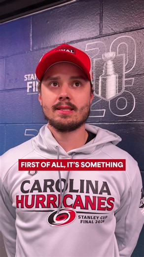 Nuori toimittajanalku esittää kysymyksen Sebastian Aholle #stanleycupfinal