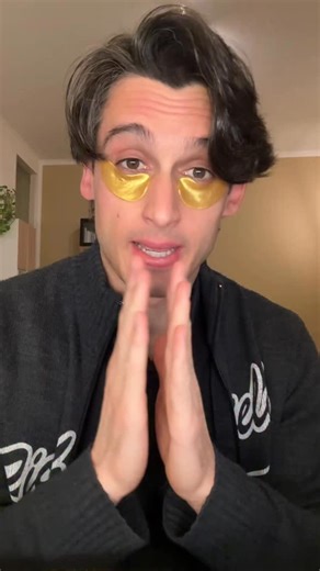 Don Alberto Ravagnani on Instagram: "Grazie per la comprensione 🌈 Un tempo dicevano che le omelie si preparano con il Vangelo in una mano e il giornale nell’altra. Oggi direi… con il telefono. E magari anche con ChatGPT. Eppure, dire che un prete usa ChatGPT per preparare le prediche è ancora un tabù. Come se a parlare, attraverso la nostra bocca, dovesse essere solo lo Spirito Santo.. L’intelligenza artificiale non è sufficiente — e meno male — ma può davvero svoltare una predica se usata nel