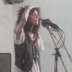 𝗖'𝗲𝘀𝘁 𝗹𝗮 𝗝𝗼𝘂𝗿𝗻𝗲́𝗲 𝗺𝗼𝗻𝗱𝗶𝗮𝗹𝗲 𝗱𝗲 𝗹𝗮 𝗽𝗼𝗲́𝘀𝗶𝗲 📖 | En 1977, Patti Smith, chanteuse, peintre et poète, enregistre une performance pour l'émission "Vidéographie", à Cologne. Grande admiratrice d'Arthur Rimbaud, elle déclame ici un poème en son honneur. 📺 𝗔 𝘃𝗼𝗶𝗿 𝗲𝗻 𝗶𝗻𝘁𝗲́𝗴𝗿𝗮𝗹𝗶𝘁𝗲́ 𝗶𝗰𝗶 : https://bit.ly/3TISprQ ➡️ La 𝗦𝗼𝗻𝘂𝗺𝗮 et la SPACE Collection présentent "𝗟'𝗲𝘅𝗽𝗲́𝗿𝗶𝗲𝗻𝗰𝗲 𝗩𝗶𝗱𝗲́𝗼𝗴𝗿𝗮𝗽𝗵𝗶𝗲 (𝗥𝗧𝗕𝗙, 𝟭𝟵𝟳𝟲 - 𝟭𝟵𝟴𝟲) - 𝗔𝗿𝘁 