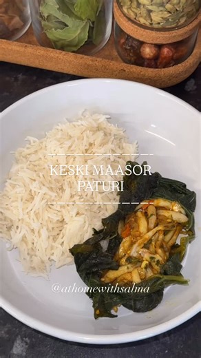 athomewithsalma on Instagram: "🤍KESKI MAASOR PATURI🤍 1 block of keski maas 1 onion (sliced) 1 tsp garlic Salt (to taste) 1/4 tsp haldi 1/2 tsp curry powder (hot madras) 1/2 tsp chilli powder 1/4 tsp dhaniya powder 1/2 tsp paprika powder Mustard oil Chillies Coriander Bottle gourd leaves Cotton string Oil to fry #bangladeshi #bengalifood #cookwithme #bengali #bengalicuisine"
