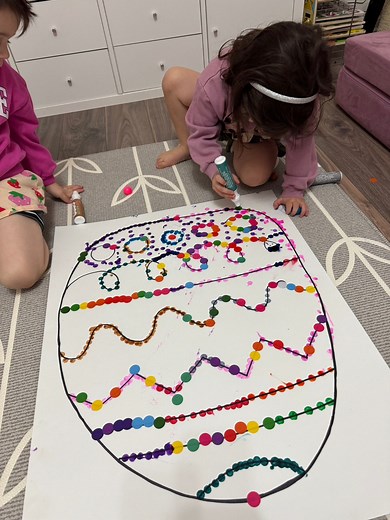 🌷🐰Easter egg decorating to work on those fine motor and pre-writing skills! The simple activity is also great for hand-eye coordination, midline crossing, and early math concepts! ➡️Follow @lovebloomlearn for more easy play ideas! 🧚‍♀️To recreate the activity, draw an egg with different lines on a large piece of paper, such as a bristol board. Use dot markers and dot stickers to decorate the egg! You can also use metal bingo chips with magnetic wands. Have fun!🐝🌸👶🏼👶🏽👶🏾Activity is reco