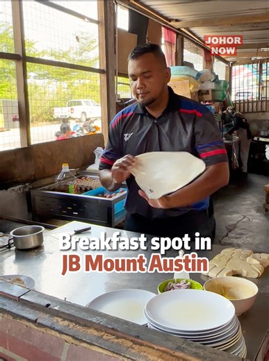 【 “Warong Wak Don” Breakfast spot in JB Mount Austin!】 Here serves traditional Malay dishes,roti canai, signature soto and more. The portions are generous and the prices are reasonable💯 【Aneka Sarapan Pagi Wak Don / Warong Wak Don】 📍Jalan Mutiara Emas 2/1, Taman Mount Austin, 81100 Johor Bahru 🕐 7AM - 12PM （Sat & Sun OFF） | JOHOR NOW