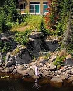 Freshen up your home with essential oils for spring! 🌷🌼 🍃Add a few drops of Peppermint to natural cleaning sprays & scrubs for a cool, refreshing boost. 🌿Clean countertops with fresh, aromatic Lemon Tea Tree for a sanitized shine. 🌞Diffuse Blood Orange for a sunny state & quick mood boost or add to house cleaning blends for a lovely lift! 💜Sprinkle Alpine Lavender on linens for a fresh floral, calming scent. #livinglibations #renegadebeauty #holisticskincare #holisticbeauty #holisticwellbe