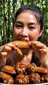 Watch Her Enjoy These Giant Juicy Braised Wings in Silence/Beyond Canvas 4K