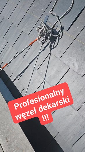 SSQ Łupek Del Carmen. Piękne pokrycie dachu i elewacji! Żeby zawiązać taki węzeł, trzeba wielu lat dekarskiej praktyki. Możesz też przyjechać na szkolenie łupkowe, gdzie osobiście nauczę Cię tak wiązać podesty. Najbliższe szkolenie już 10 czerwca w Kielcach. Link do zapisów na szkolenie w komentarzu #łupek #łupekdachowy #dach #dekarz | Wiecha - Ogólnopolski Cech Dekarzy, Blacharzy i Cieśli