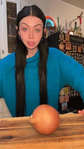 Holly Barnes on Instagram: "dirty martini onion boil 🧅🍸🫒💋 #savourygirl #onionboil #dirtymartini"