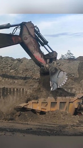 62K views · 815 reactions | Liebherr 996 Loading Power – Pure Muscle at the Mine! #fblifestyal #Liebherr996 #LoadingPower | Earthmover Legends | Facebook