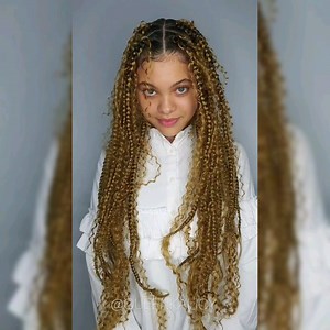 Hello, on se retrouve ce soir avec une vidéo Knotless Braids , accompagné de ma nièce Lyanna.... Cette technique de Braids consiste à commencer la natte avec les cheveux naturels puis à insérer des mèches au fur et à mesure. J'aime beaucoup cette technique car elle sollicite moins le cuir chevelu et elle est plus agréable à porter. Pour les mèches, j'ai utilisé des Xpression couleur 27 et j'ai fait un rajout de mèches bouclés un reste que j'avais... J'ai utilisé une cire et mousse de la marque B