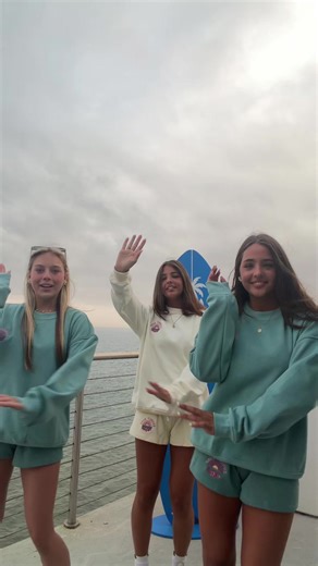 should we reveal the back of the crew sets? 👀 @mia🍒💌🧸🩰🪞🌷🎧 @ava @leah @ava leah