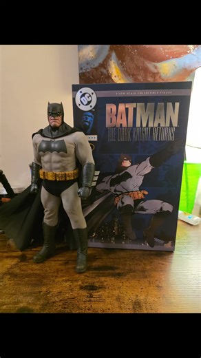 Hot Toys Dark Knight Returns Batman Collectible Figure