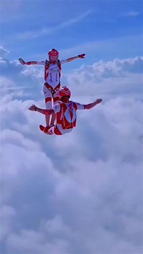 #AdrenalineRush #skydivelife #extremeAdventure #freefall #skydiving | perfect dive no splash