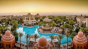 The Makadi Palace Hotel is set in lush gardens famed for their beauty, and offers the perfect space to relax unwind and enjoy a well-earned break. Tranquil surroundings, attentive staff, an extensive choice of à la carte dining – both on-site and at the Makadi Mall – as well a stunning beach and a wide choice of sports facilities at the Makadi Sports Centre ensures guests will be reluctant to stray far from their holiday home away from home. Das The Makadi Palace Hotel liegt inmitten üppiger Gär