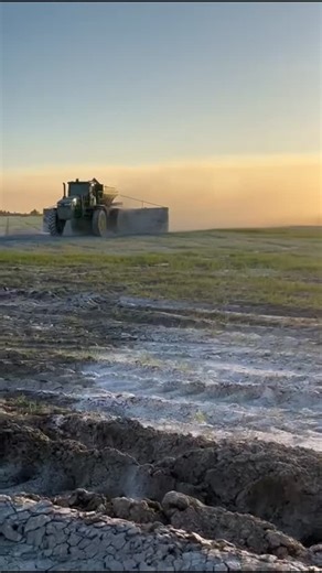 Lider Agricultura de Precision S.A on Instagram: "Y arrancamos con los primeros trabajos del año.🌱🚀 Agenda abierta para la aplicación de: •Kcl •Urea •Cal •Semilla de pastizal •Coberturas y más ▶️ Consúltenos. #aplicación #cal #estancia #farm #paraguay🇵🇾❤️"