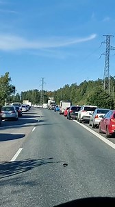 Silloin kun hälytysajoneuvolla on siniset vilkut ja hälytyssireenit päällä, meillä on kiire autettavan luo tai kuljetamme autettavaa sairaanhoitoon. 🚑🚒 🔵 Mitä sinä teet, kun huomaat hälytysajoneuvon lähestyvän? 🔵 Tässä meidän pelastuksen ja ensihoidon työntekijöiden ohjeita turvalliseen hälytysajoneuvon kohtaamiseen: ⚠️Seuraa liikennettä (myös taustapeilistä!). ⚠️Somettaminen ja puhelimella surffaaminen ei kuulu liikenteeseen. ⚠️ Huolehdi, että kuulet liikenteen äänet, eli mahdollisen lähest