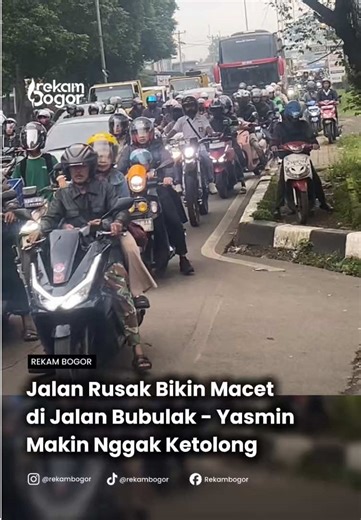 Ampun Dah, Jalan Rusak Bikin Macet di Jalan Bubulak Arah Yasmin Makin Nggak Ketolong KOTA BOGOR - Macet di Jalan Raya KH R Abdullah Bin Nuh, tepatnya ruas Bubulak arah Yasmin, Kota Bogor makin nggak ketolong. Saban hari, khususnya saat pagi, kemacetan parah terjadi. Biasanya kepadatan sudah mulai terasa dari Simpang Cifor hingga Simpang McD Semplak. Para pejuang rupiah atau mereka yang akan berangkat sekolah dipaksa ekstra sabar melintasi jalan tersebut. Belakangan, kemacetan menahun di jalur te