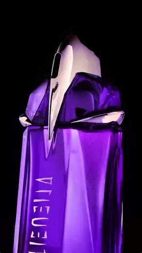 Alien Eau de Parfum. A powerful floral fragrance of jasmine linked to woody scents and amber notes. | Mugler