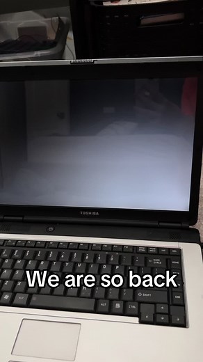 The screen has finally been replaced, boys and girls and everyone else!!! #windowsvista #frutigeraero #vista #windows #windowsvistalaptop #nostalgia #wearesoback
