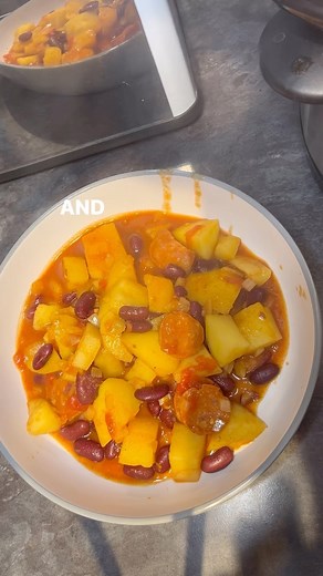 Slow cookers use far less energy than a conventional oven and there are so many delicious options to try! We tried out @boredoflunch ‘s Chicken and Chorizo stew from their new #healthyslowcookermeals recipe book! 200g chorizo chopped 900g potatoes peeled and chopped 1 onion chopped 2 chicken stock pots 450ml boiling water Tin of kidney beans (drained) Tin of chopped tomatoes 1 tsp cumin 1 tsp paprika 1 tsp curry powder Salt and pepper Juice of 1 lemon 4 garlic cloves chopped Add all the ingredie