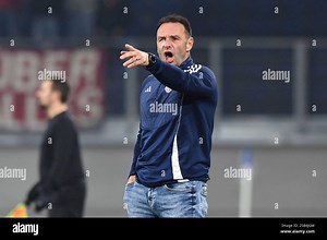 Duisburg, Deutschland. 31st Jan, 2025. Trainer Dietmar Hirsch ( MSV Duisburg ) gestikuliert. GER, MSV Duisburg vs Rot Weiss Oberhausen, Fussball, Regionalliga West, 20. Spieltag, Spielzeit 2024/2025, 31.01.2025 DFL/DFB REGULATIONS PROHIBIT ANY USE OF PHOTOGRAPHS AS IMAGE SEQUENCES AND/OR QUASI-VIDEO Foto: Eibner-Pressefoto/Thomas Thienel Credit: dpa/Alamy Live News Stock Photo - Alamy