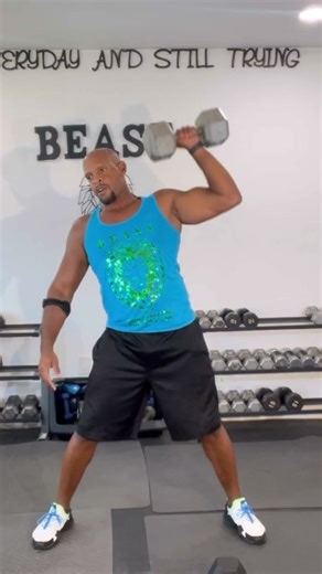 Alternating one arm snatch. #onearmsnatch #dumbbellexercise