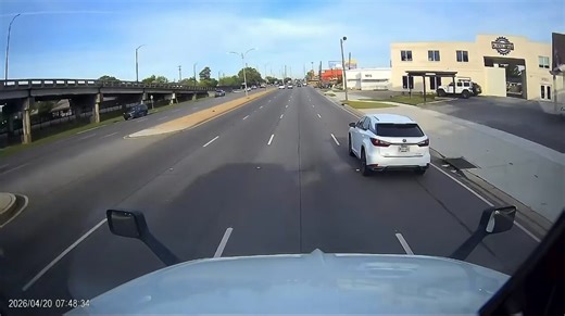 RT @KimKatieUSA: Video of an 18-wheeler almost crashing into a school bus that pulls out right in front of it and blocks the whole road.I…