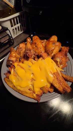 EASY WINGSTOP COPYCAT | HOMEMADE WINGS & CHEESE FRIES | OLD BAY HONEY WINGS | RICOS CHEESE FRIES