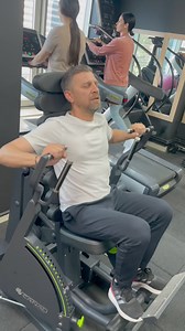 Atitudinea pozitiva a domnului Tudor Tanase reprezinta atitudinea mentala de a te astepta la bine si la rezultate favorabile. In alte cuvinte gandirea pozitiva e procesul de creare a gandurilor care creaza si transforma energia in realitate. O minte pozitiva asteapta fericire, sanatate si un sfarsit fericit din orice situatie. Tot respectul pentru domnul Tudor www.robertcercel.com | Robert Cercel | Facebook