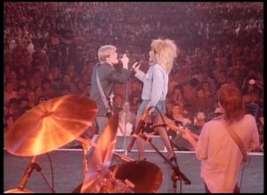 #ClasicoDeLaNoche - Bryan Adams & TinaTurner consu exito de 1985, ganador del MTV Video Music Award a la mejor interpretacion escenica ¨It´s Only Love¨ #80SYMAS #CulturaRetro | 80s Y Mas con Mau Alvarado
