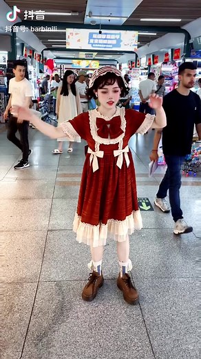 你在路上碰见过她吗？#国际商贸城 (Have you met her on the road? #International Trade City Doll) #robot #dancing #popping Follow official Barbin.ili accounts: https://www.instagram.com/barbin.ili/ https://space.bilibili.com/386120474 https://www.douyin.com/user/MS4wLjABAAAAjdwocwjiMWlzb97-fKMeV0GK5aVCyVAakoe17MRQWUI