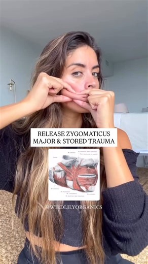 SOMATIC FACE METHOD CREATOR | FACIAL REFLEXOLOGIST | COACH on Instagram: "Release Zygomaticus Major & Risorius Muscles 💪 No oil needed! Just your hands and intentions 🙌 💪ZIGOMATICUS MAJOR: Responsible for pulling the mouth upward, outward, and backward when smiling or laughing. 💪RISORIUS: Pulls the angle of the mouth backward & outward, pulls lips back and laterally. We store a lot of trauma in the fascia. When working on releasing fascial adhesions you want to work mindfully and intentional