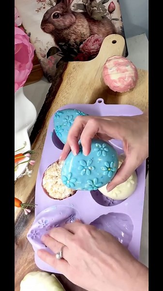 Hoppy Easter! 🐣 🐰 These adorable Easter Egg Candy molds from Michael’s were so fun and easy to use! Coat the inside of the mold with melted chocolate, fill with rice crispy treats (it could also work with brownies, cake, or even hot chocolate for a hot chocolate bomb), let set for 30 minutes and enjoy! These turned out so cute and I can’t wait to make them again. #easter #eastertreats #easterbaking #eastereggs #cookies #easterbunny #eastercookies #chocolate #whitechocolate #ricecrispytreats #m