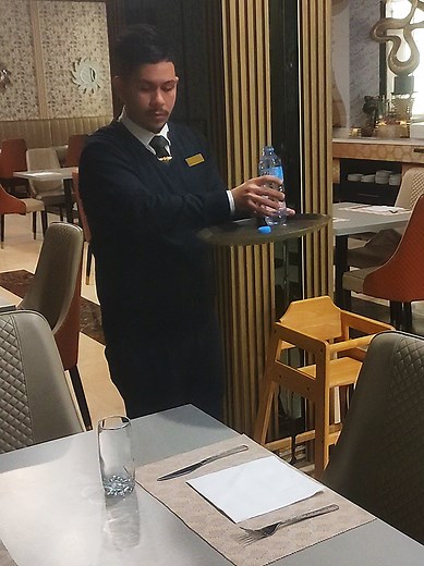 Les serveurs et serveuses dans le service au restaurant