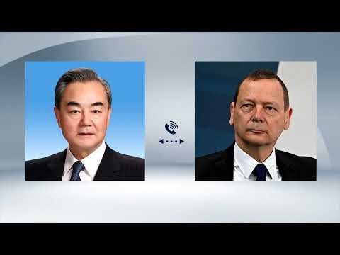 Глава МИД Китая провёл телефонные переговоры с советником президента Франции